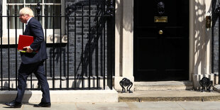 Boris Johnson läuft vor der Downing Street 10 aus dem linken Bildrand