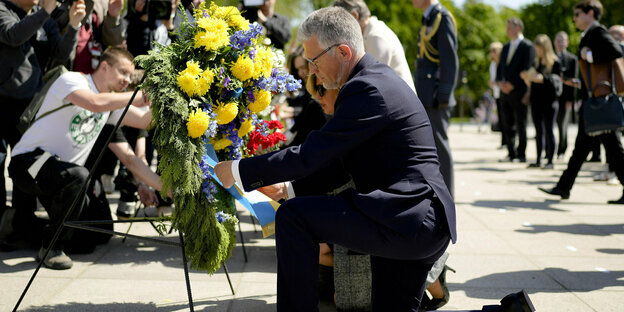 Der frühere ukrainische Botschafter legt einen Kranz nieder zur Erinnerung an das Ende des Zweiten Weltkrieges