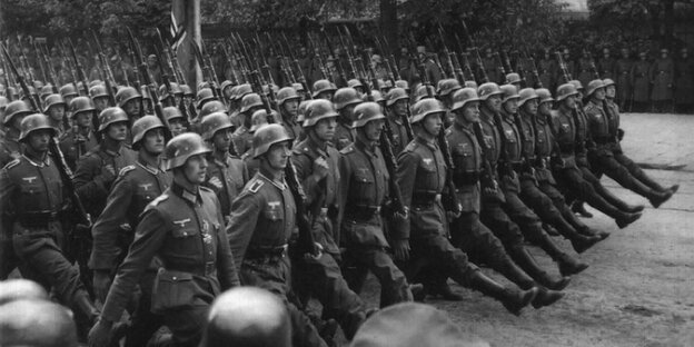 Im Gleichschritt marschiert die Wehrmacht in Warschau ein, September 1939