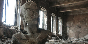 Blick in ein ausgebombtes Museum in Mariupol, im Vordergrund eine abgebrannte Büste