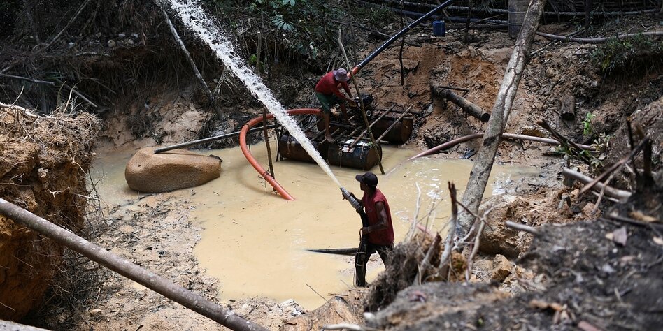 Zwei Arbeiter in einer illegalen Goldmine im brasilianischen Regenwald