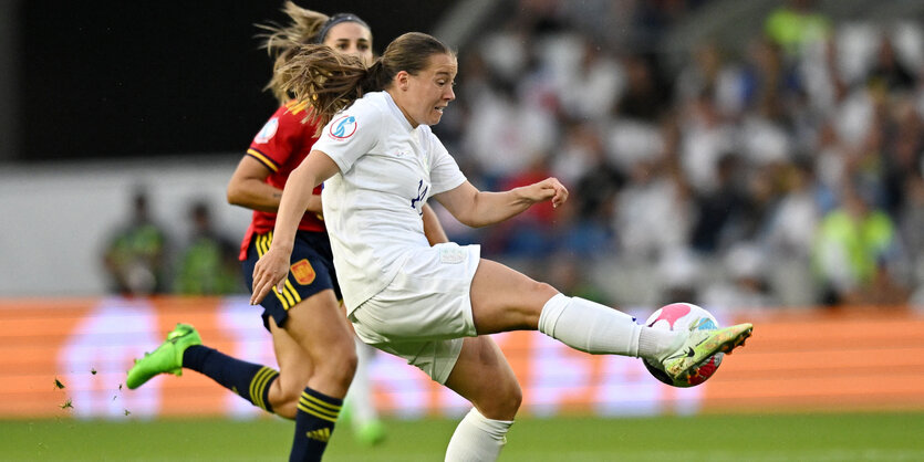 Fran Kirby führt den Ball gegen Spanien