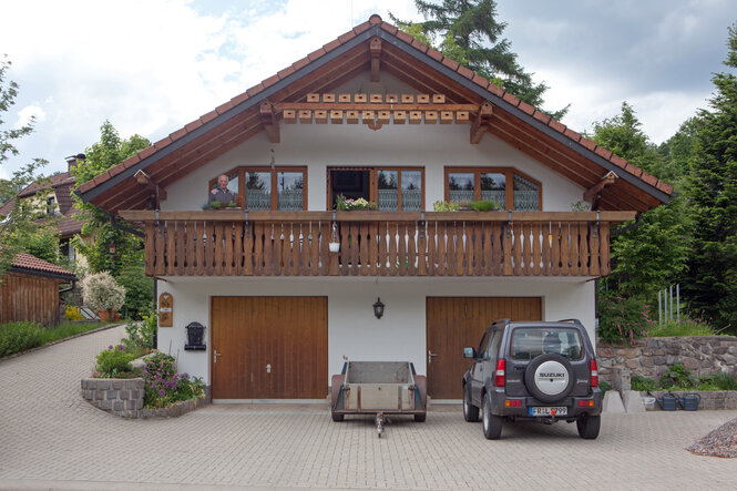 Ein Haus mit Holzbalkon quer über der Vorderfront