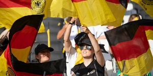 Fans im Stadion schwenken deutsche Flaggen