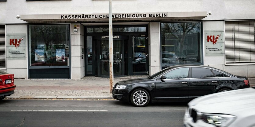 Straßenansicht des Sitzes der Kassenärztlichen Vereinigung Berlin in Charlottenburg-Wilmersdorf.