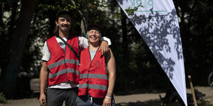 Ein Mann und eine Frau in roten Westen mit der Aufschrift "Fair Play im Park"