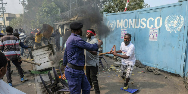 Demonstranten verbrennen Gegenstände vor dem Sitz der UN-Mission