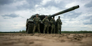Soldaten stehen vor einem leopard-Panzer