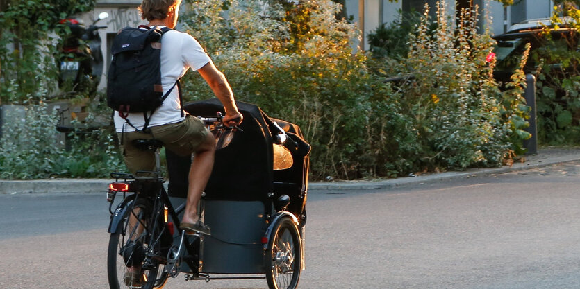 Ein Lastenradfahrer