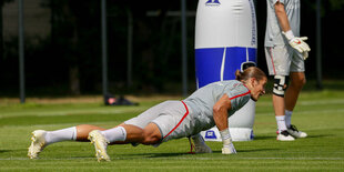 Zwei Torwarte beim Training auf einem Rasenplatz