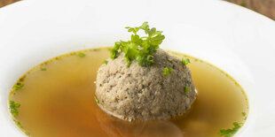 Ein Leberknödel in einer Suppe