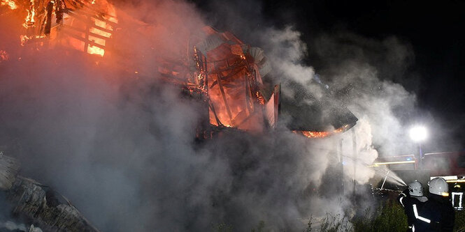 Feuerwehrmann löschen Feuer aus