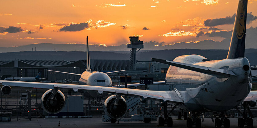 Flugzeuge in Parkposition , roter Abendhimmel