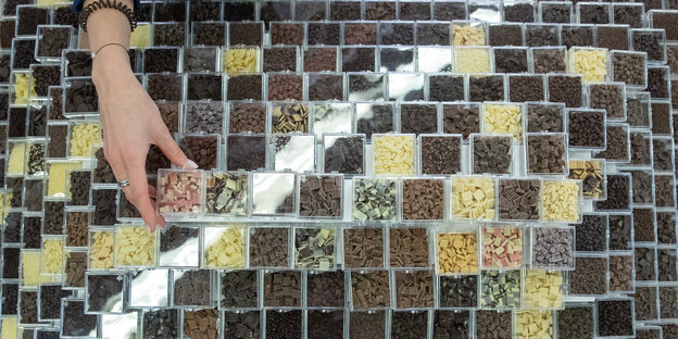 Schokoladenstückchen in Glasschalen : weiß, braun, schwarz, rot alle Farbschattierungen