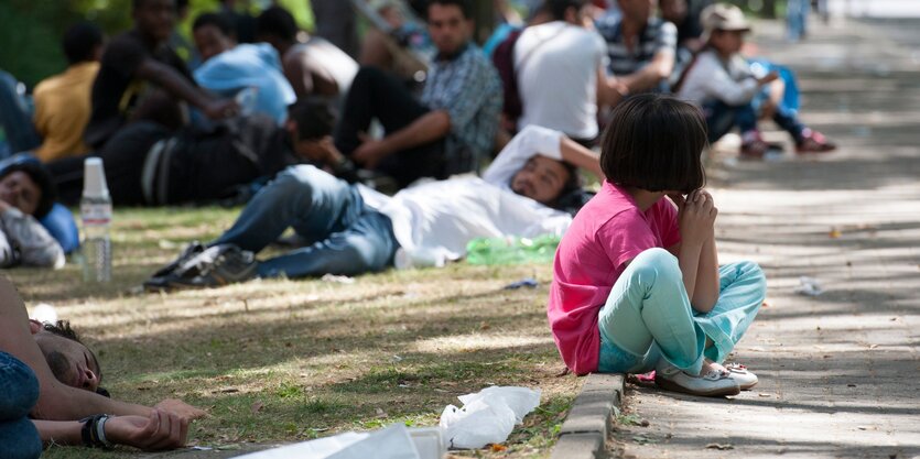 Flüchtlinge warten vor der Erstaufnahmestelle in Berlin.