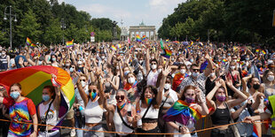 Ein Foto voller Menschenmassen: Huntertausende Menschen nehmen an der Parade des Christopher Street Day teil - im Hintergrund ist das Brandenburger Tor zu sehen