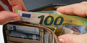 100 euro Schein wird aus einer Geldbörse gezogen