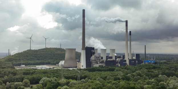 Rauchende Kühltürme eines Kohlekraftwerks