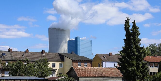 Wohnhäuser vor einem Kohlekraftwerk