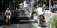 FahrradfahrerInnen auf Fahrradweg auf der Bergmannstraße