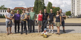 Mitglieder der Baugmeinschaft Mesterkamp auf ihrem Grundstück