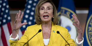 Nancy Pelosi vor US-Flaggen