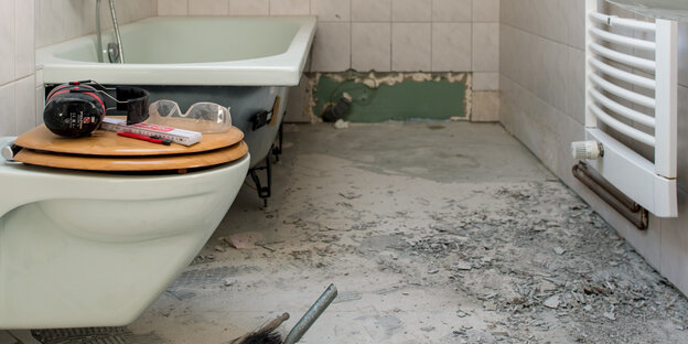 Ein Bad, das gerade renoviert wird: unter anderem der Boden ist völlig aufgerissen. Symbolbild