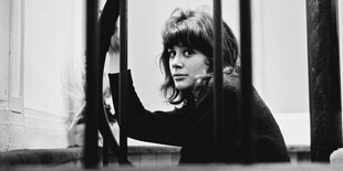 Portrait der Musikerin Vashti Bunyan- aufgenommen in den 60er Jahren - schwarz weiß Fotografie