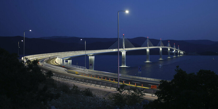 Eine Brücke über dem Meer