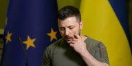 Selenski zwischen europäischer und ukrainischer Flagge