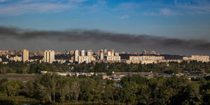 Rauch über Skyline von Kyjiw