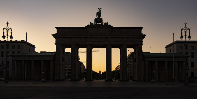 das BrandenburgerTor im Gegenlicht der untergehenden Sonne