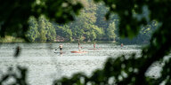 Menschen paddeln auf einem See