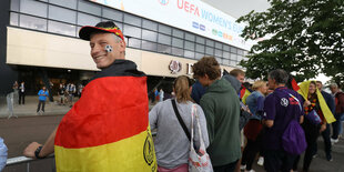 Deutsche Fußballfans vor dem Stadion von Milton Keynes