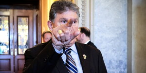 Senator Joe Manchin zeigt einen Zeigefinger in die Kamera