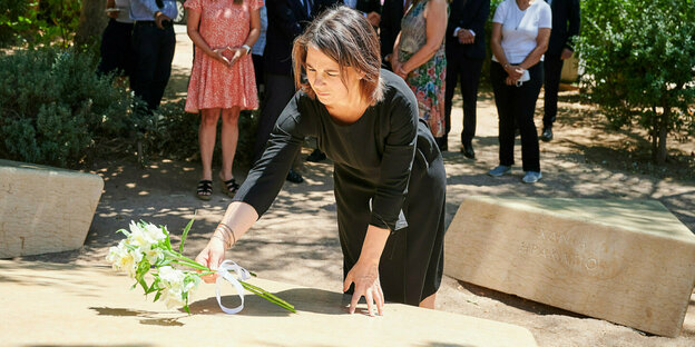 Annalena Baerbock legt Blumen nieder an der Holocaustgedenkstätte von Athen