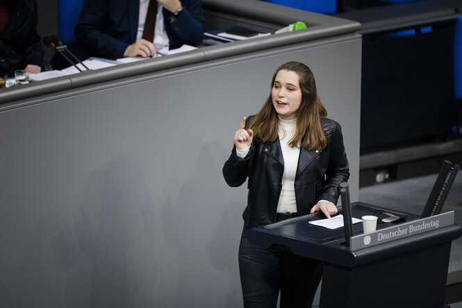 Eine junge Frau hält eine Rede im Bundestag