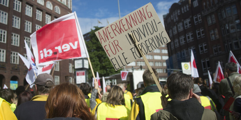 Menschen in gelben Westen mit Plakaten