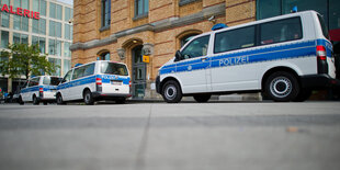 Polizeiautos stehen vor einem Gebäude