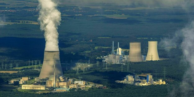 Ein Kernkraftwerk mit rauchendem Schornstein.