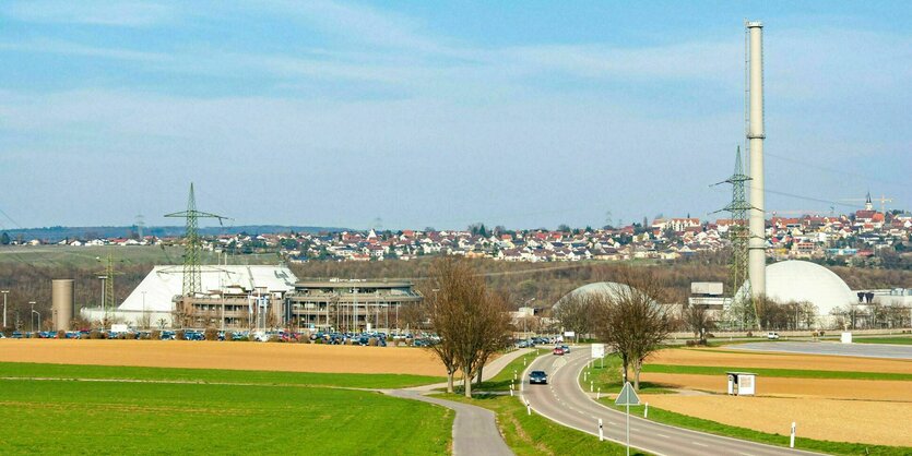 Türme des Kernkraftwerk Neckarwestheim vor idyllischen Feldern und Wiesen