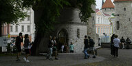 Menschen in der Innenstadt von Tallinn.