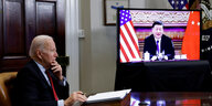 Ein nachdenklicher Joe Biden schaut auf einen Bildschirm mit dem Bild von Xi Jinping.