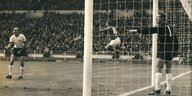 Deutsche Fußballer protestieren beim WM-Finale 1966 gegen das "Wembley-Tor"
