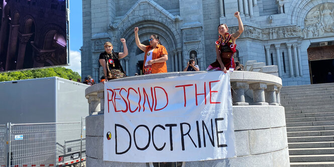 Frauen protestieren mit Banner in Québec.