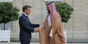 Emmanuel Macron beim Handshake mit Mohammed Bin Salman