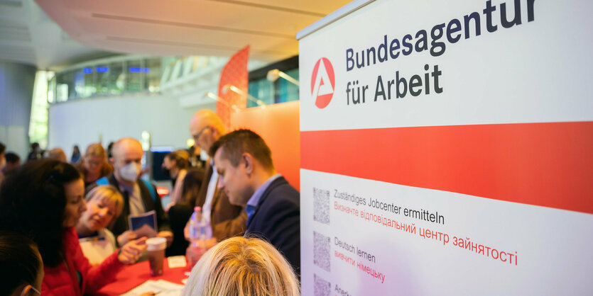 Menschen auf einer Jobmesse