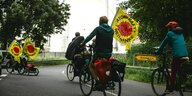 Protestierende Radfahrer vor dem Meiler in Brokdorf