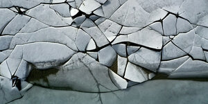 Gebrochene Eisplatten aus der Vogelperspektive