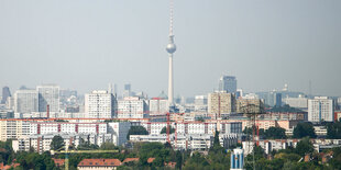 Blick auf den Fernsehturm in Berlin